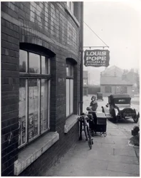 Femme avec un landau devant les locaux de Louis Pope, Lady Lane, Leeds, 1931